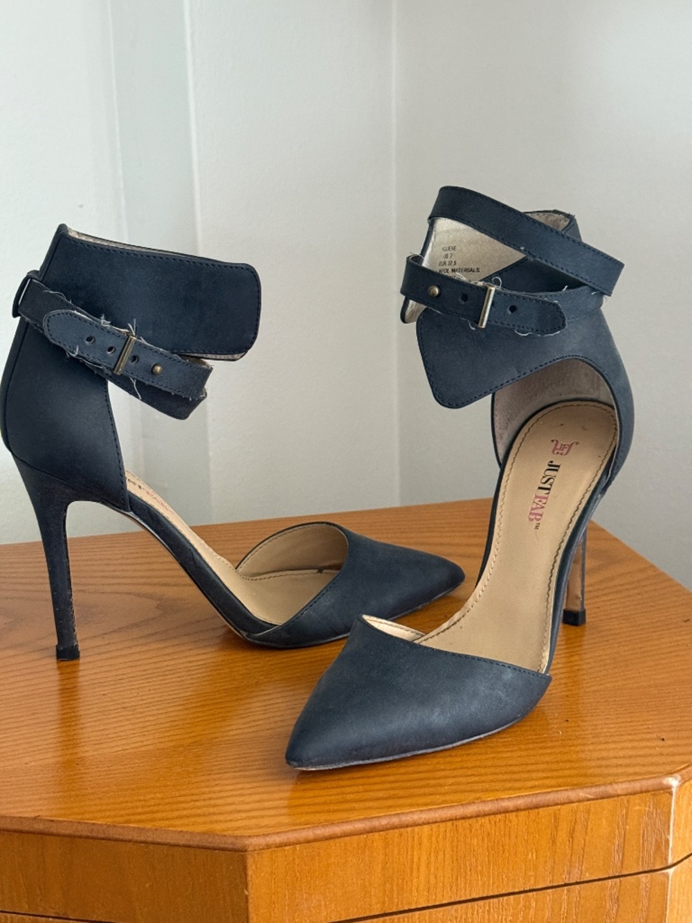 Women’s Shoes Size 7 - Picture 5 of 16